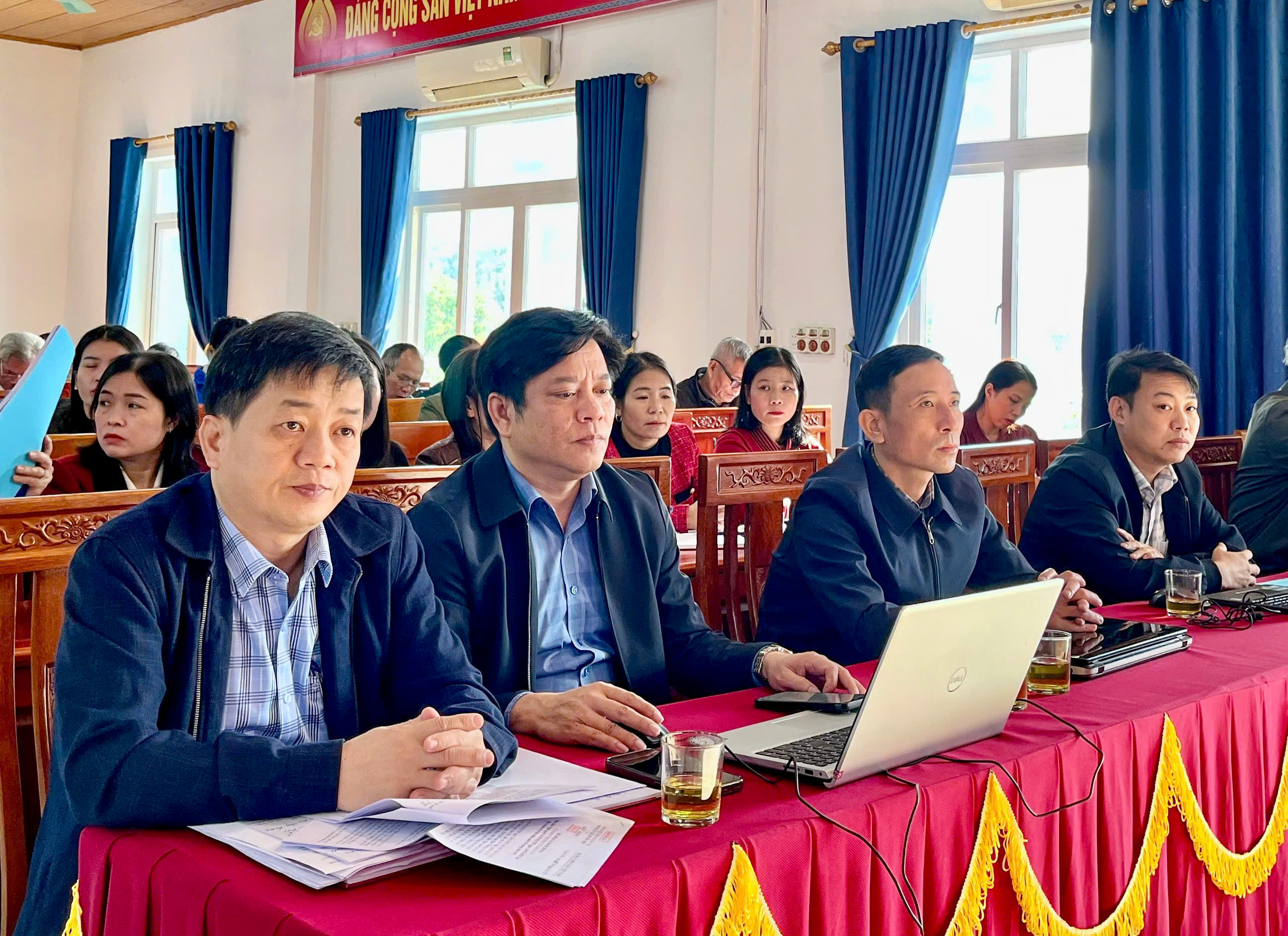 Đồng chí Lương Công Đức, Phó Bí thư Thường trực Đảng ủy xã cùng các đại biểu dự khai giảng lớp bồi dưỡng