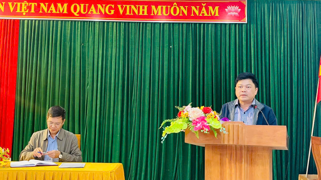 Đại diện Ban Quản lý dự án đầu tư xây dựng và phát triển quỹ đất trình bày phương án thu hồi đất để triển khai dự án
